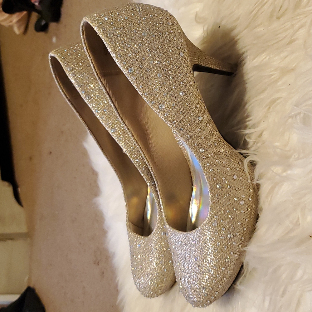 Wmns size 9.5 gold prom heels